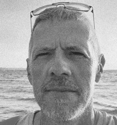 Portrait von Martin Gleiss mit Meer im Hintergrund